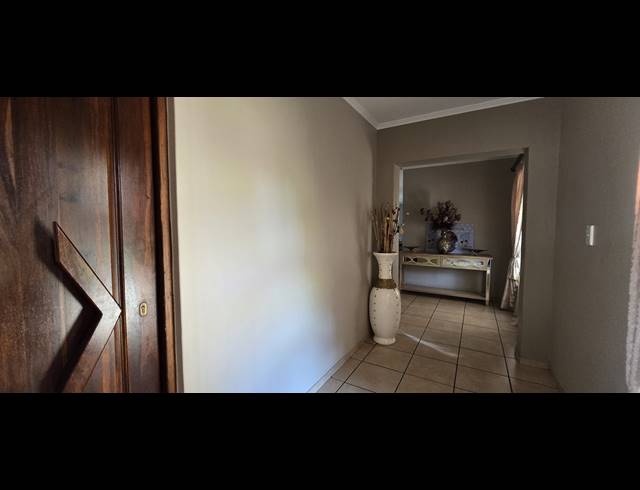 4 BEDROOM HOUSE FOR SALE IN ROOIHUISKRAAL NORTH